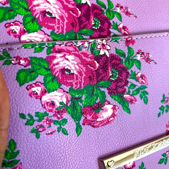 Eccentric Betsey Johnson roses purse - Picture 3 of 5